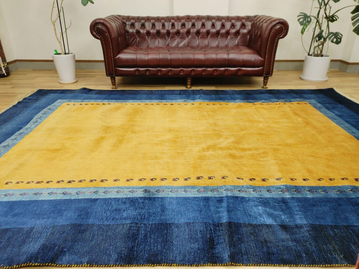 画像1: 新品 ペルシャ ギャッベ 縦3.5m 横2.5m 6㎡ 〜6帖程度 リビング ダイニング 3人掛けソファ コーナーソファサイズ 353 × 245 cm No.2475 肉厚 ウール 手織り リーズバフト ギャベ ハンドメイド ラグ 絨毯 カーペット 青 藍色 インディゴブルー 黄色 レモンイエロー オレンジ シンプル リビングダイニングルームお部屋の中心に MA2475-353245Z141 (1)