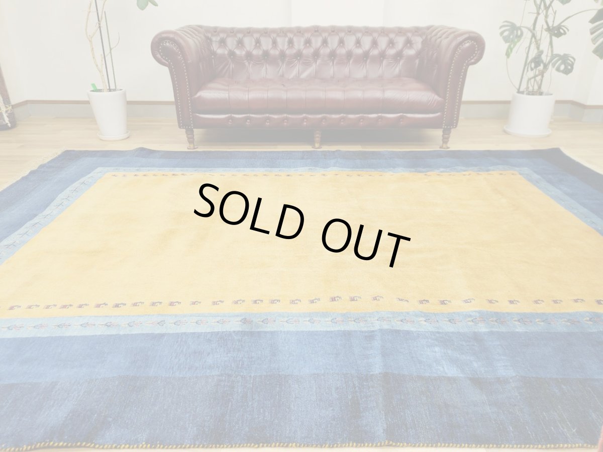 画像1: 新品 ペルシャ ギャッベ 縦3.5m 横2.5m 6㎡ 〜6帖程度 リビング ダイニング 3人掛けソファ コーナーソファサイズ 353 × 245 cm No.2475 肉厚 ウール 手織り リーズバフト ギャベ ハンドメイド ラグ 絨毯 カーペット 青 藍色 インディゴブルー 黄色 レモンイエロー オレンジ シンプル リビングダイニングルームお部屋の中心に MA2475-353245Z141 (1)
