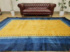 画像1: 新品 ペルシャ ギャッベ 縦3.5m 横2.5m 6㎡ 〜6帖程度 リビング ダイニング 3人掛けソファ コーナーソファサイズ 353 × 245 cm No.2475 肉厚 ウール 手織り リーズバフト ギャベ ハンドメイド ラグ 絨毯 カーペット 青 藍色 インディゴブルー 黄色 レモンイエロー オレンジ シンプル リビングダイニングルームお部屋の中心に MA2475-353245Z141 (1)