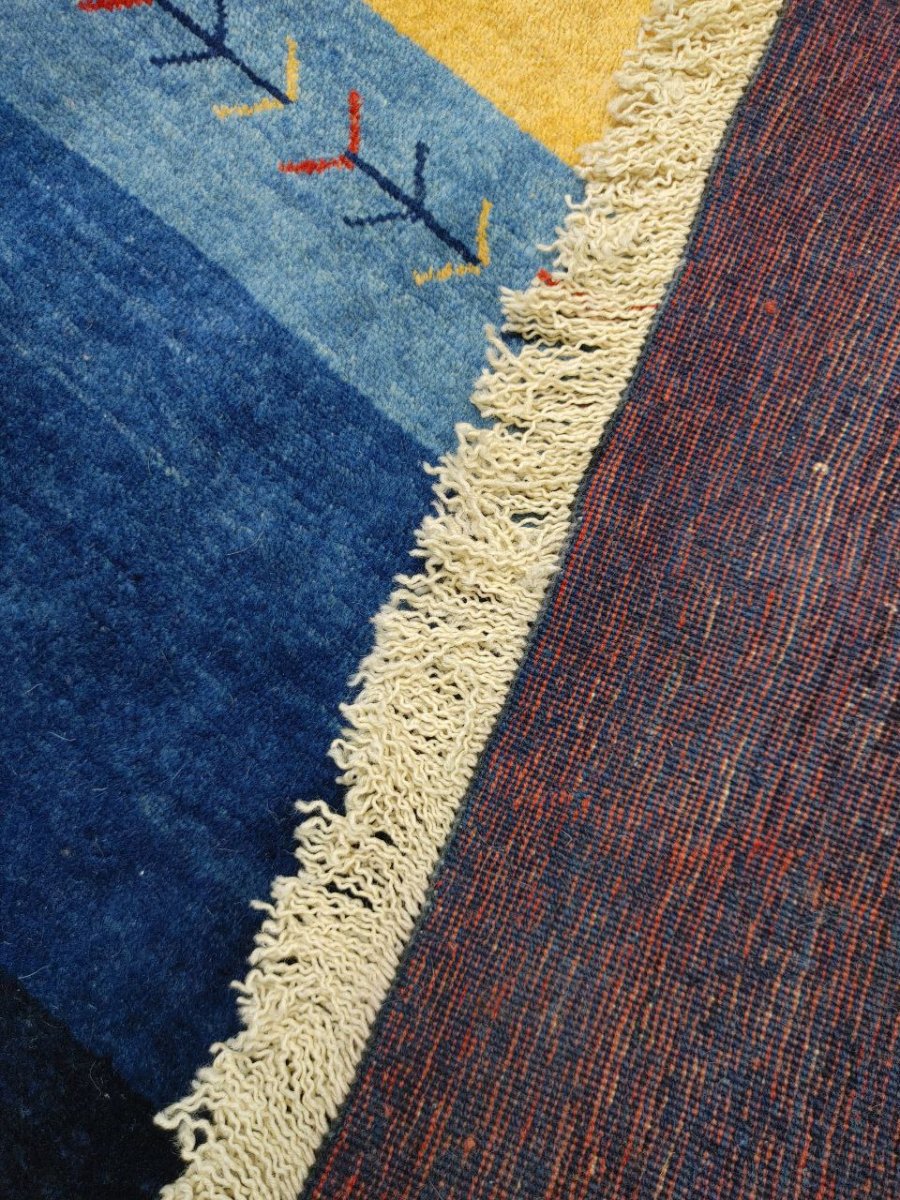 画像6: 新品 ペルシャ ギャッベ 縦3.5m 横2.5m 6㎡ 〜6帖程度 リビング ダイニング 3人掛けソファ コーナーソファサイズ 353 × 245 cm No.2475 肉厚 ウール 手織り リーズバフト ギャベ ハンドメイド ラグ 絨毯 カーペット 青 藍色 インディゴブルー 黄色 レモンイエロー オレンジ シンプル リビングダイニングルームお部屋の中心に MA2475-353245Z141 (6)