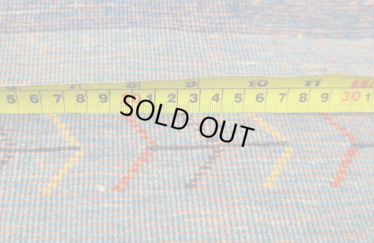 画像21: 新品 ペルシャ ギャッベ 縦3.5m 横2.5m 6㎡ 〜6帖程度 リビング ダイニング 3人掛けソファ コーナーソファサイズ 353 × 245 cm No.2475 肉厚 ウール 手織り リーズバフト ギャベ ハンドメイド ラグ 絨毯 カーペット 青 藍色 インディゴブルー 黄色 レモンイエロー オレンジ シンプル リビングダイニングルームお部屋の中心に MA2475-353245Z141 (21)