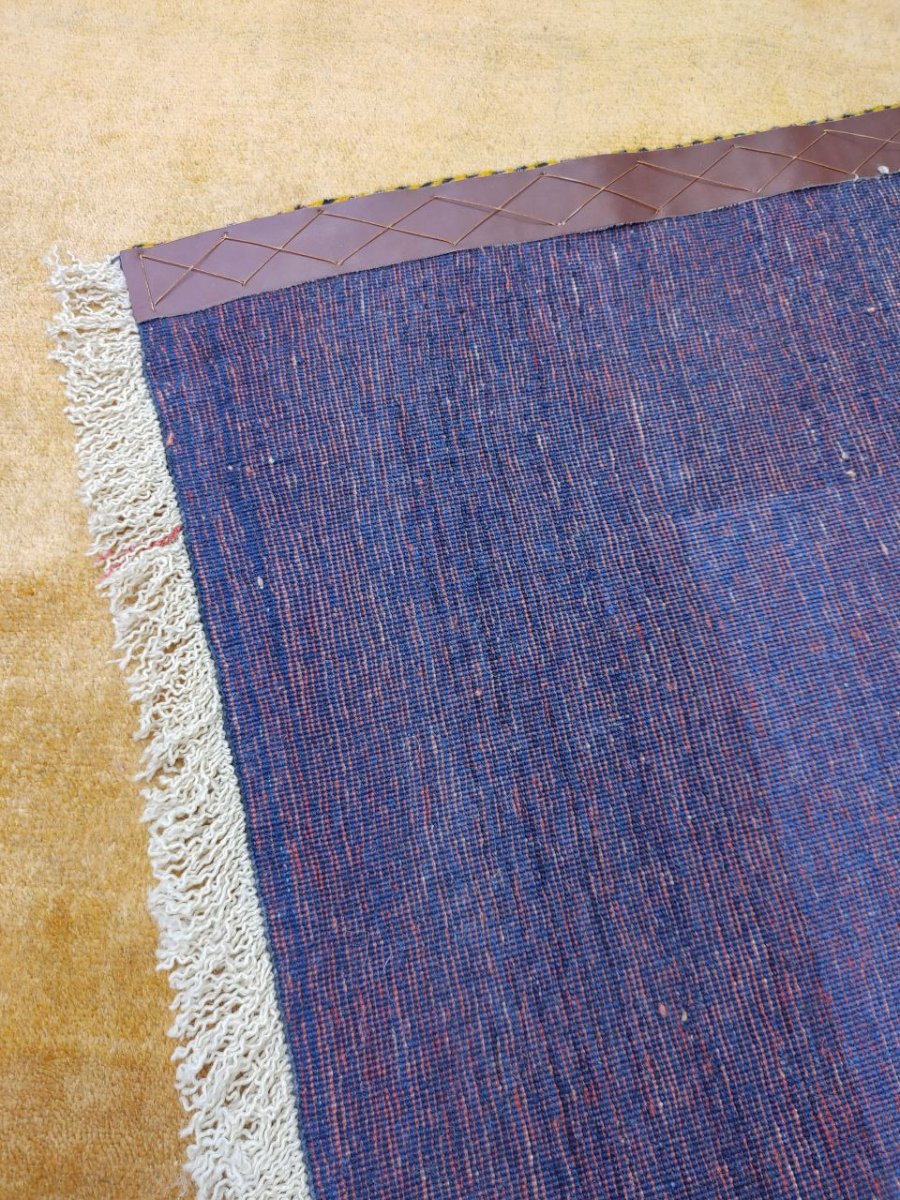 画像11: 新品 ペルシャ ギャッベ 縦3.5m 横2.5m 6㎡ 〜6帖程度 リビング ダイニング 3人掛けソファ コーナーソファサイズ 353 × 245 cm No.2475 肉厚 ウール 手織り リーズバフト ギャベ ハンドメイド ラグ 絨毯 カーペット 青 藍色 インディゴブルー 黄色 レモンイエロー オレンジ シンプル リビングダイニングルームお部屋の中心に MA2475-353245Z141 (11)