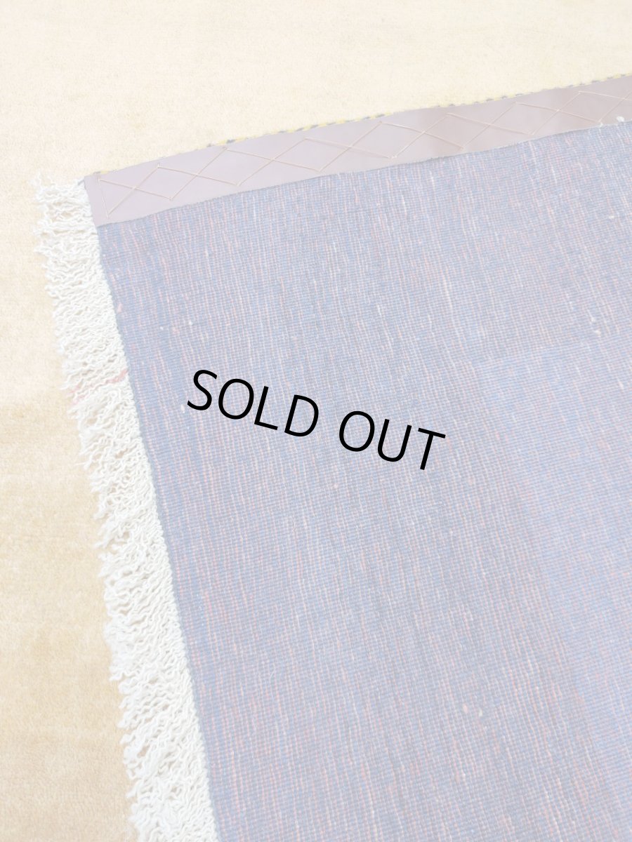 画像11: 新品 ペルシャ ギャッベ 縦3.5m 横2.5m 6㎡ 〜6帖程度 リビング ダイニング 3人掛けソファ コーナーソファサイズ 353 × 245 cm No.2475 肉厚 ウール 手織り リーズバフト ギャベ ハンドメイド ラグ 絨毯 カーペット 青 藍色 インディゴブルー 黄色 レモンイエロー オレンジ シンプル リビングダイニングルームお部屋の中心に MA2475-353245Z141 (11)