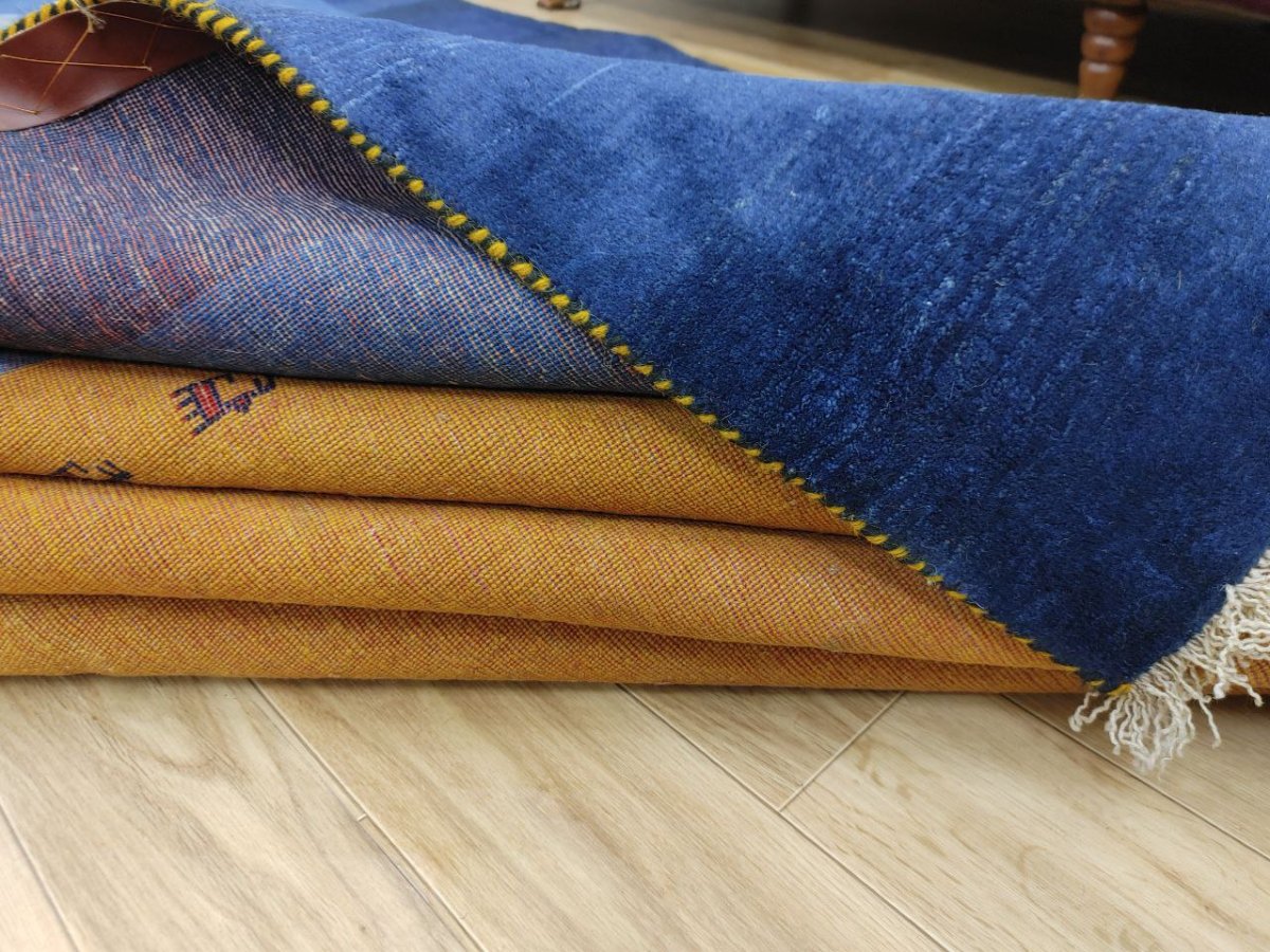 画像13: 新品 ペルシャ ギャッベ 縦3.5m 横2.5m 6㎡ 〜6帖程度 リビング ダイニング 3人掛けソファ コーナーソファサイズ 353 × 245 cm No.2475 肉厚 ウール 手織り リーズバフト ギャベ ハンドメイド ラグ 絨毯 カーペット 青 藍色 インディゴブルー 黄色 レモンイエロー オレンジ シンプル リビングダイニングルームお部屋の中心に MA2475-353245Z141 (13)