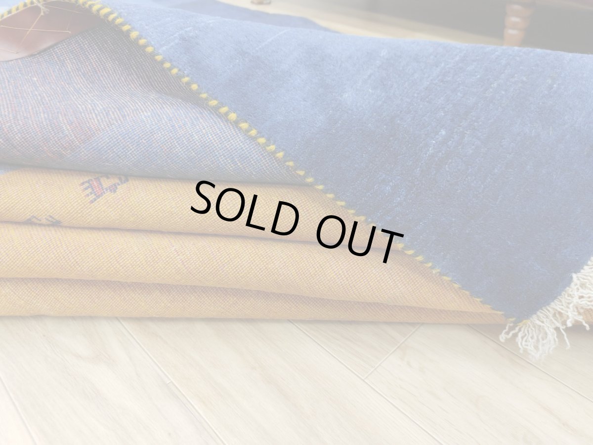 画像13: 新品 ペルシャ ギャッベ 縦3.5m 横2.5m 6㎡ 〜6帖程度 リビング ダイニング 3人掛けソファ コーナーソファサイズ 353 × 245 cm No.2475 肉厚 ウール 手織り リーズバフト ギャベ ハンドメイド ラグ 絨毯 カーペット 青 藍色 インディゴブルー 黄色 レモンイエロー オレンジ シンプル リビングダイニングルームお部屋の中心に MA2475-353245Z141 (13)