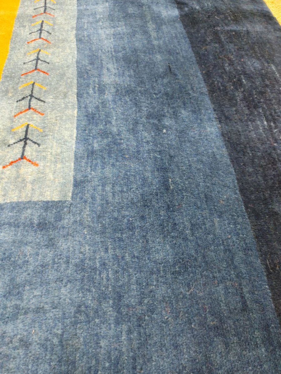 画像16: 新品 ペルシャ ギャッベ 縦3.5m 横2.5m 6㎡ 〜6帖程度 リビング ダイニング 3人掛けソファ コーナーソファサイズ 353 × 245 cm No.2475 肉厚 ウール 手織り リーズバフト ギャベ ハンドメイド ラグ 絨毯 カーペット 青 藍色 インディゴブルー 黄色 レモンイエロー オレンジ シンプル リビングダイニングルームお部屋の中心に MA2475-353245Z141 (16)