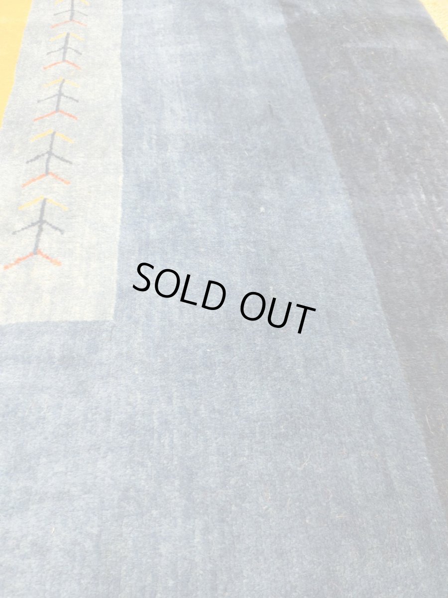 画像16: 新品 ペルシャ ギャッベ 縦3.5m 横2.5m 6㎡ 〜6帖程度 リビング ダイニング 3人掛けソファ コーナーソファサイズ 353 × 245 cm No.2475 肉厚 ウール 手織り リーズバフト ギャベ ハンドメイド ラグ 絨毯 カーペット 青 藍色 インディゴブルー 黄色 レモンイエロー オレンジ シンプル リビングダイニングルームお部屋の中心に MA2475-353245Z141 (16)