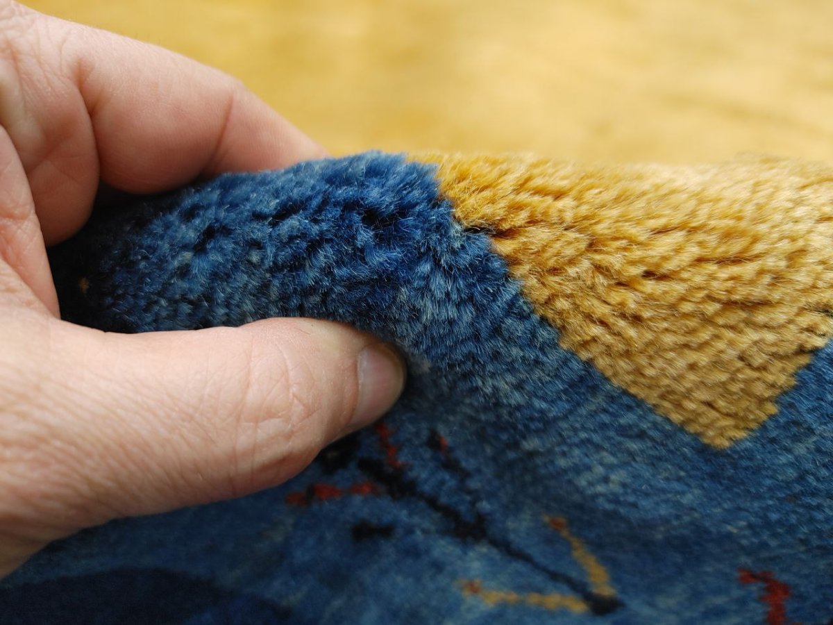 画像9: 新品 ペルシャ ギャッベ 縦3.5m 横2.5m 6㎡ 〜6帖程度 リビング ダイニング 3人掛けソファ コーナーソファサイズ 353 × 245 cm No.2475 肉厚 ウール 手織り リーズバフト ギャベ ハンドメイド ラグ 絨毯 カーペット 青 藍色 インディゴブルー 黄色 レモンイエロー オレンジ シンプル リビングダイニングルームお部屋の中心に MA2475-353245Z141 (9)