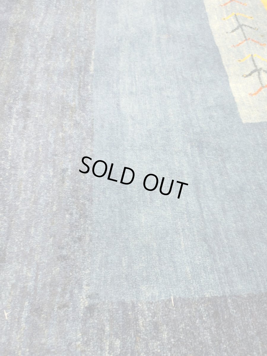 画像17: 新品 ペルシャ ギャッベ 縦3.5m 横2.5m 6㎡ 〜6帖程度 リビング ダイニング 3人掛けソファ コーナーソファサイズ 353 × 245 cm No.2475 肉厚 ウール 手織り リーズバフト ギャベ ハンドメイド ラグ 絨毯 カーペット 青 藍色 インディゴブルー 黄色 レモンイエロー オレンジ シンプル リビングダイニングルームお部屋の中心に MA2475-353245Z141 (17)