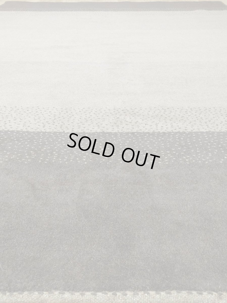 画像3: 新品 ペルシャ ギャッベ 243 × 197 cm 縦2.5m 横2m 〜5㎡ 〜4.5帖 リビング ダイニング 2-3人掛けソファサイズ 天然 肉厚 ウール ギャベ 手織り リーズバフト ハンドメイド ラグ 絨毯 カーペット ベージュ ブラウン グレー グラデーション ボーダー リビングダイニングルームやベッドサイドに MA436-1448-243197Z025 (3)