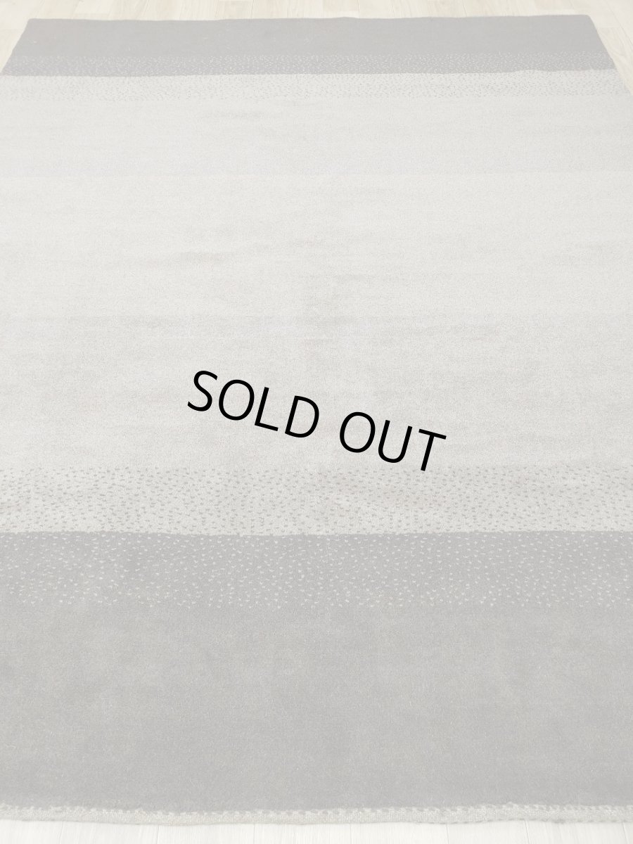 画像2: 新品 ペルシャ ギャッベ 243 × 197 cm 縦2.5m 横2m 〜5㎡ 〜4.5帖 リビング ダイニング 2-3人掛けソファサイズ 天然 肉厚 ウール ギャベ 手織り リーズバフト ハンドメイド ラグ 絨毯 カーペット ベージュ ブラウン グレー グラデーション ボーダー リビングダイニングルームやベッドサイドに MA436-1448-243197Z025 (2)