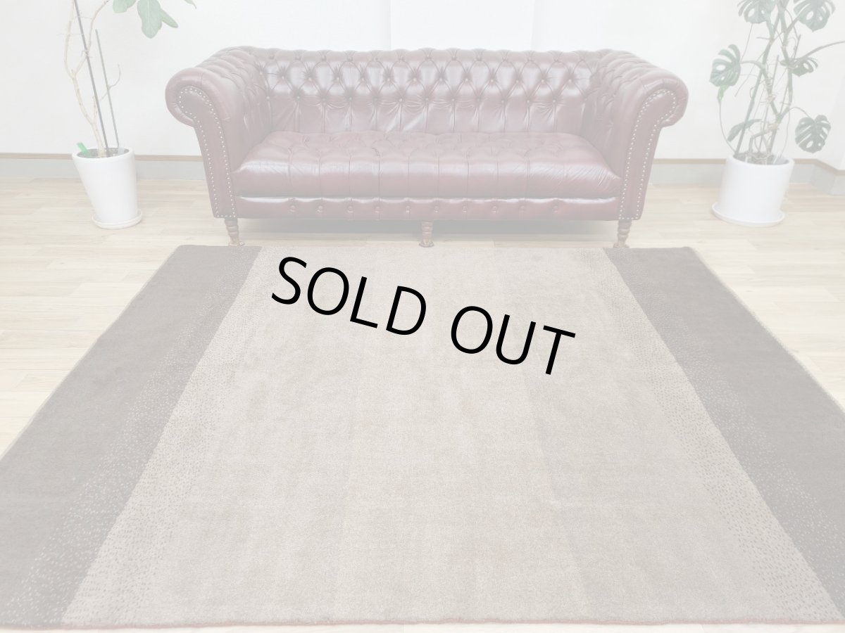 画像1: 新品 ペルシャ ギャッベ 243 × 197 cm 縦2.5m 横2m 〜5㎡ 〜4.5帖 リビング ダイニング 2-3人掛けソファサイズ 天然 肉厚 ウール ギャベ 手織り リーズバフト ハンドメイド ラグ 絨毯 カーペット ベージュ ブラウン グレー グラデーション ボーダー リビングダイニングルームやベッドサイドに MA436-1448-243197Z025 (1)