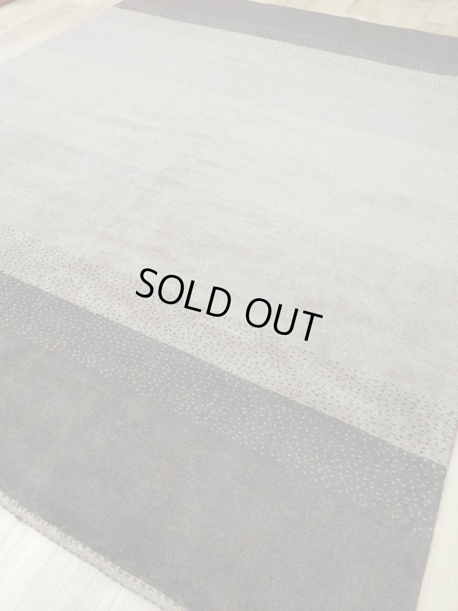 画像4: 新品 ペルシャ ギャッベ 243 × 197 cm 縦2.5m 横2m 〜5㎡ 〜4.5帖 リビング ダイニング 2-3人掛けソファサイズ 天然 肉厚 ウール ギャベ 手織り リーズバフト ハンドメイド ラグ 絨毯 カーペット ベージュ ブラウン グレー グラデーション ボーダー リビングダイニングルームやベッドサイドに MA436-1448-243197Z025 (4)