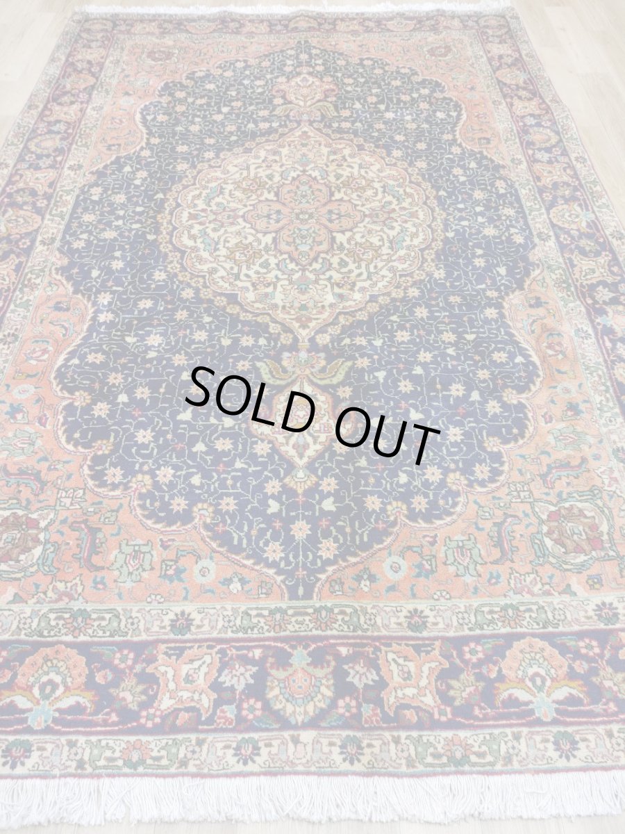 画像2: 良品 ペルシャ 絨毯 タブリーズ 縦3m 横2m 6㎡ 〜6帖 リビング ダイニング 3人掛けソファ コーナーソファ 大判 サイズ 300 x 200 cm 天然 ウール 手織り トライバル ラグ 敷物 マット カーペット メダリオン ヴィンテージ ビンテージ オレンジ MA438-A643-300200Z040 (2)