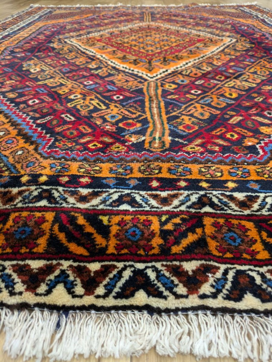 画像14: 良品 ペルシャ 部族絨毯  シールジャーン 縦1.9m 横1.4m 2.6㎡ 〜3帖 リビング ダイニング 2〜3人掛けソファ サイズ 190 x 140 cm 天然 ウール 手織り ハンドメイド トライバル ラグ 部族絨毯 マット カーペット 花模様 幾何学模様 民族柄 ネイビー オレンジ MAAD450-190140Z032 (14)
