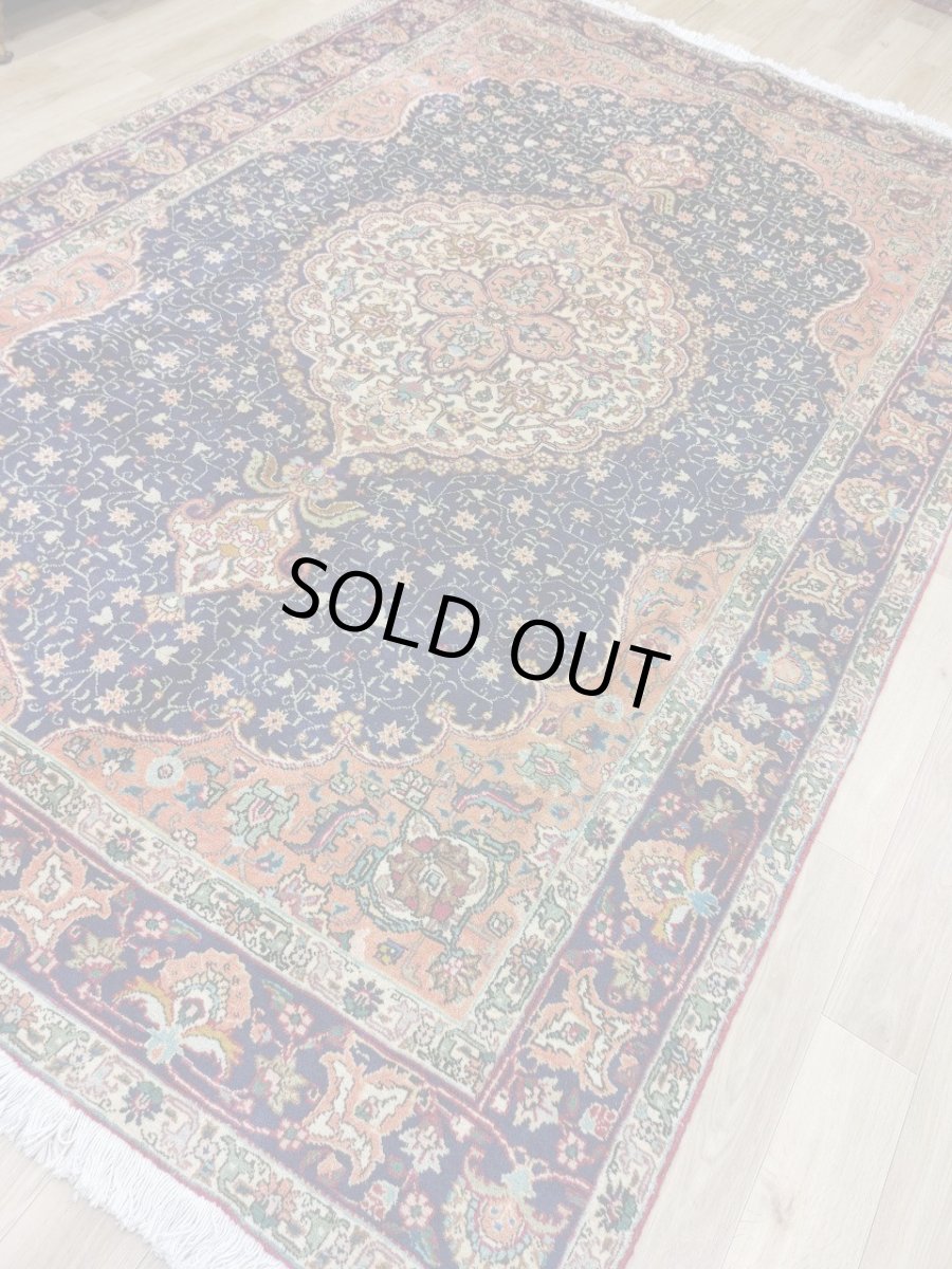 画像3: 良品 ペルシャ 絨毯 タブリーズ 縦3m 横2m 6㎡ 〜6帖 リビング ダイニング 3人掛けソファ コーナーソファ 大判 サイズ 300 x 200 cm 天然 ウール 手織り トライバル ラグ 敷物 マット カーペット メダリオン ヴィンテージ ビンテージ オレンジ MA438-A643-300200Z040 (3)