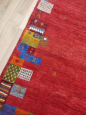 画像7: 新品 ペルシャ ギャッベ 163 × 126 cm 縦1.6m 横1.3m 2.3㎡ 〜2帖 2-3人掛けソファ サイズ 肉厚 天然 草木染 ウール ギャベ 手織り  リーズバフト ハンドメイド ラグ 絨毯 カーペット 生命の樹 赤 緑 黄色 リビングルームソファ足元やベッドサイドに MAA621-163126Z032 (7)
