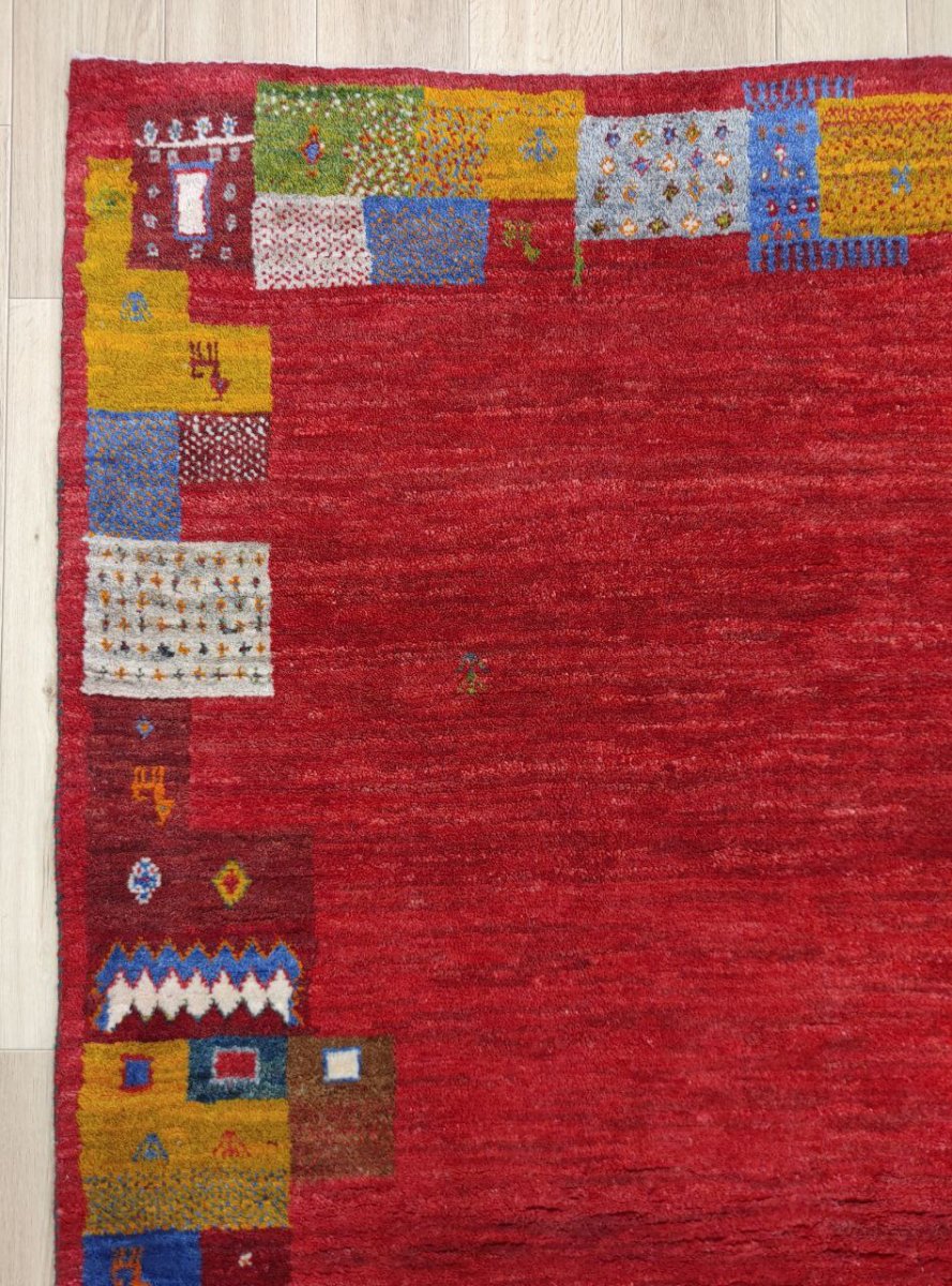 画像5: 新品 ペルシャ ギャッベ 163 × 126 cm 縦1.6m 横1.3m 2.3㎡ 〜2帖 2-3人掛けソファ サイズ 肉厚 天然 草木染 ウール ギャベ 手織り  リーズバフト ハンドメイド ラグ 絨毯 カーペット 生命の樹 赤 緑 黄色 リビングルームソファ足元やベッドサイドに MAA621-163126Z032 (5)