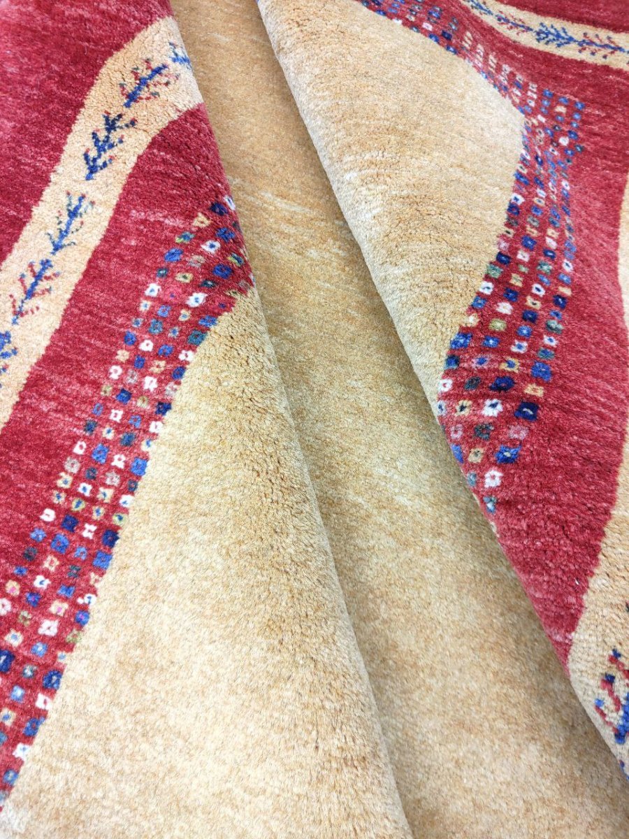 画像15: 新品 ペルシャ ギャッベ 165 × 120 cm 縦1.7m 横1.3m 2.0㎡ 〜2帖 2-3人掛けソファ サイズ 肉厚 天然 草木染 ウール ギャベ 手織り  リーズバフト ハンドメイド ラグ 絨毯 カーペット 生命の樹 赤 緑 黄色 リビングルームソファ足元やベッドサイドに MA1448-165120Z035 (15)