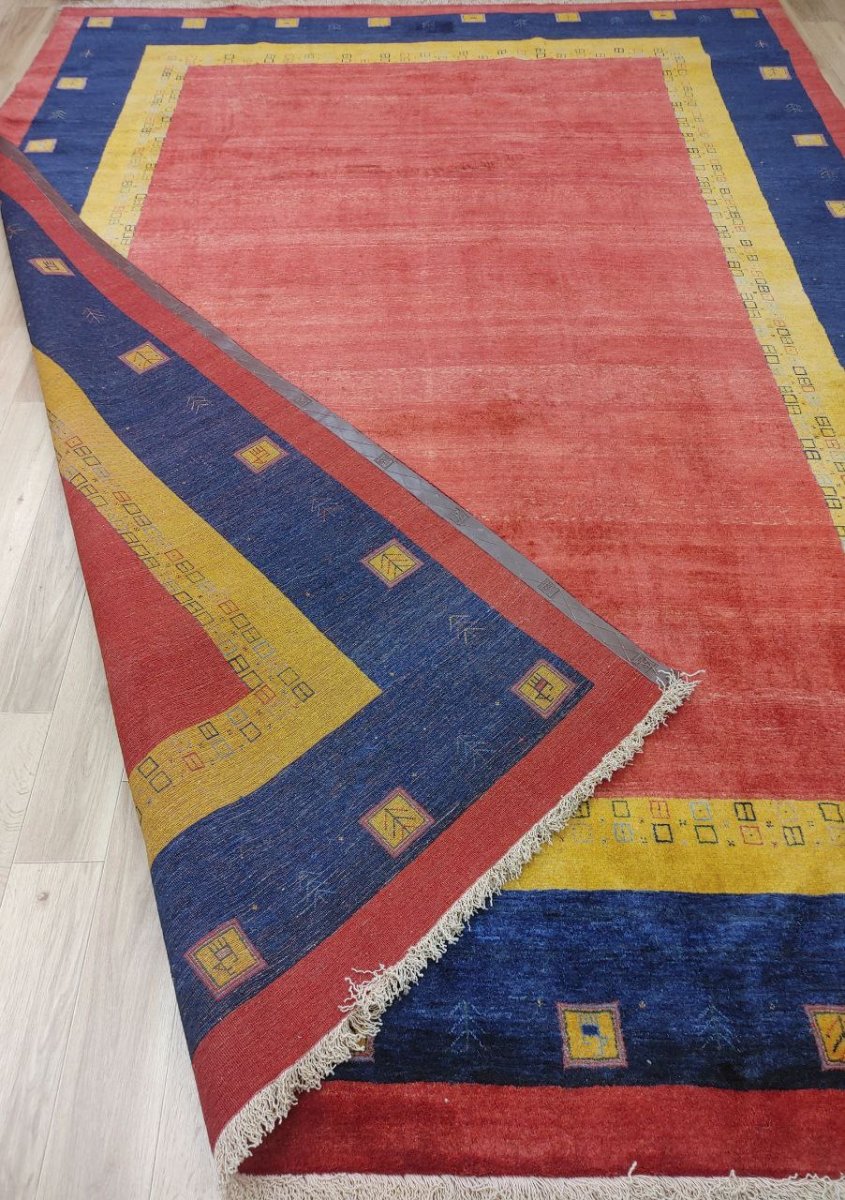 画像9: 新品 ペルシャ ギャッベ 縦3.5m 横2.5m 9㎡ 〜9帖程度 リビング ダイニング 3人掛けソファ コーナーソファサイズ 355 × 250 cm No.2447 肉厚 ウール 手織り リーズバフト ギャベ ハンドメイド ラグ 絨毯 カーペット 青 藍色 インディゴブルー 黄色 レモンイエロー オレンジ シンプル 赤色 リビングダイニングルームお部屋の中心に MA2447-355250Z150 (9)