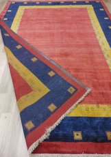 画像9: 新品 ペルシャ ギャッベ 縦3.5m 横2.5m 9㎡ 〜9帖程度 リビング ダイニング 3人掛けソファ コーナーソファサイズ 355 × 250 cm No.2447 肉厚 ウール 手織り リーズバフト ギャベ ハンドメイド ラグ 絨毯 カーペット 青 藍色 インディゴブルー 黄色 レモンイエロー オレンジ シンプル 赤色 リビングダイニングルームお部屋の中心に MA2447-355250Z150 (9)