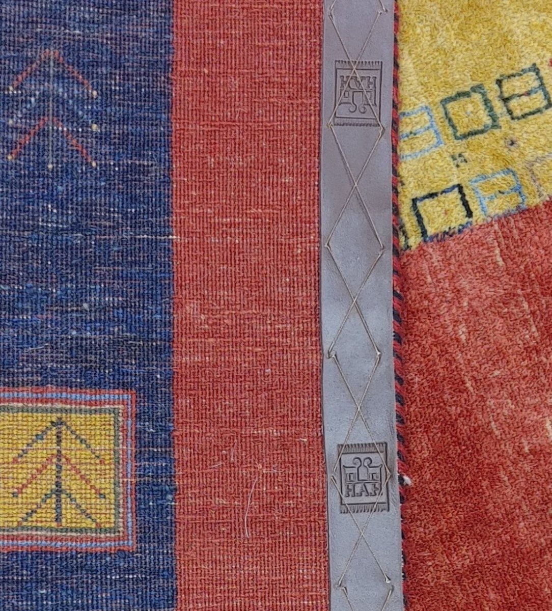 画像11: 新品 ペルシャ ギャッベ 縦3.5m 横2.5m 9㎡ 〜9帖程度 リビング ダイニング 3人掛けソファ コーナーソファサイズ 355 × 250 cm No.2447 肉厚 ウール 手織り リーズバフト ギャベ ハンドメイド ラグ 絨毯 カーペット 青 藍色 インディゴブルー 黄色 レモンイエロー オレンジ シンプル 赤色 リビングダイニングルームお部屋の中心に MA2447-355250Z150 (11)