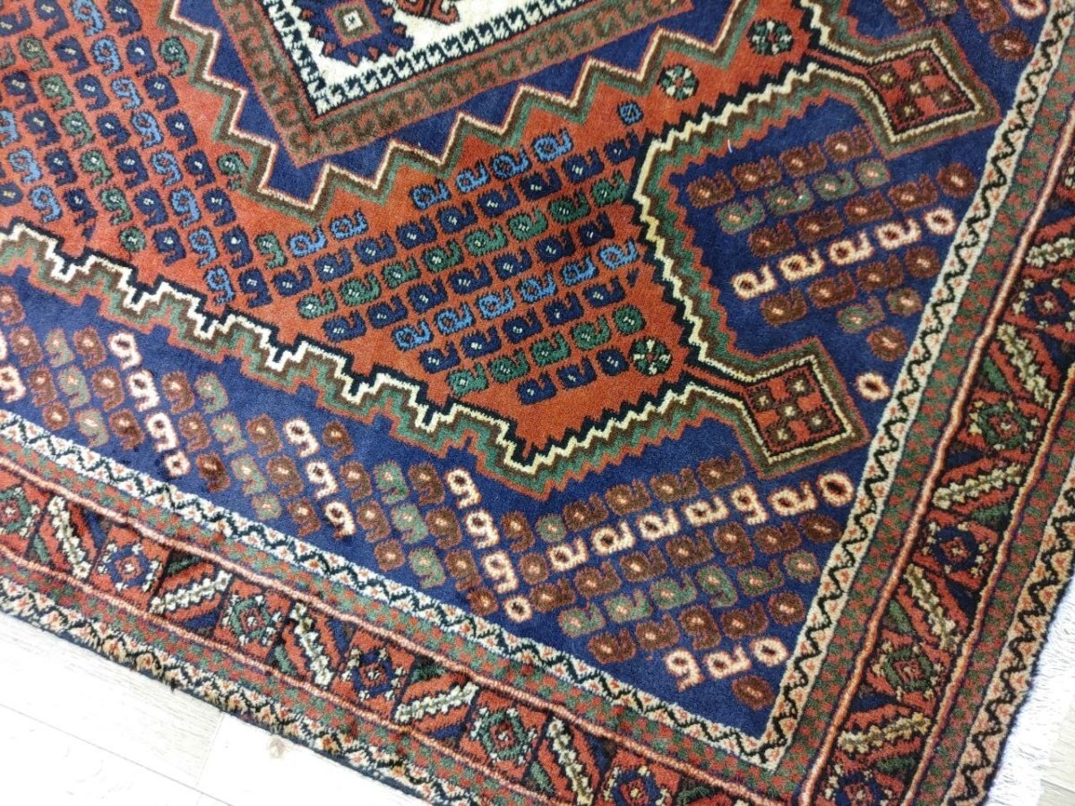 画像5: 良品 ペルシャ 部族絨毯 シールジャン 縦1.8m 横1.25m 2.3㎡ 〜3.5帖程度 リビング ダイニング 2〜3人掛けソファ センターテーブル サイズ 182 x 125 cm ウール 手織り トライバル ラグ 敷物 マット カーペット 幾何学模様 ヘイバトルー柄 ヴィンテージ ビンテージ  赤 レッド 紺 ネイビー MAAD360-182125Z027 (5)