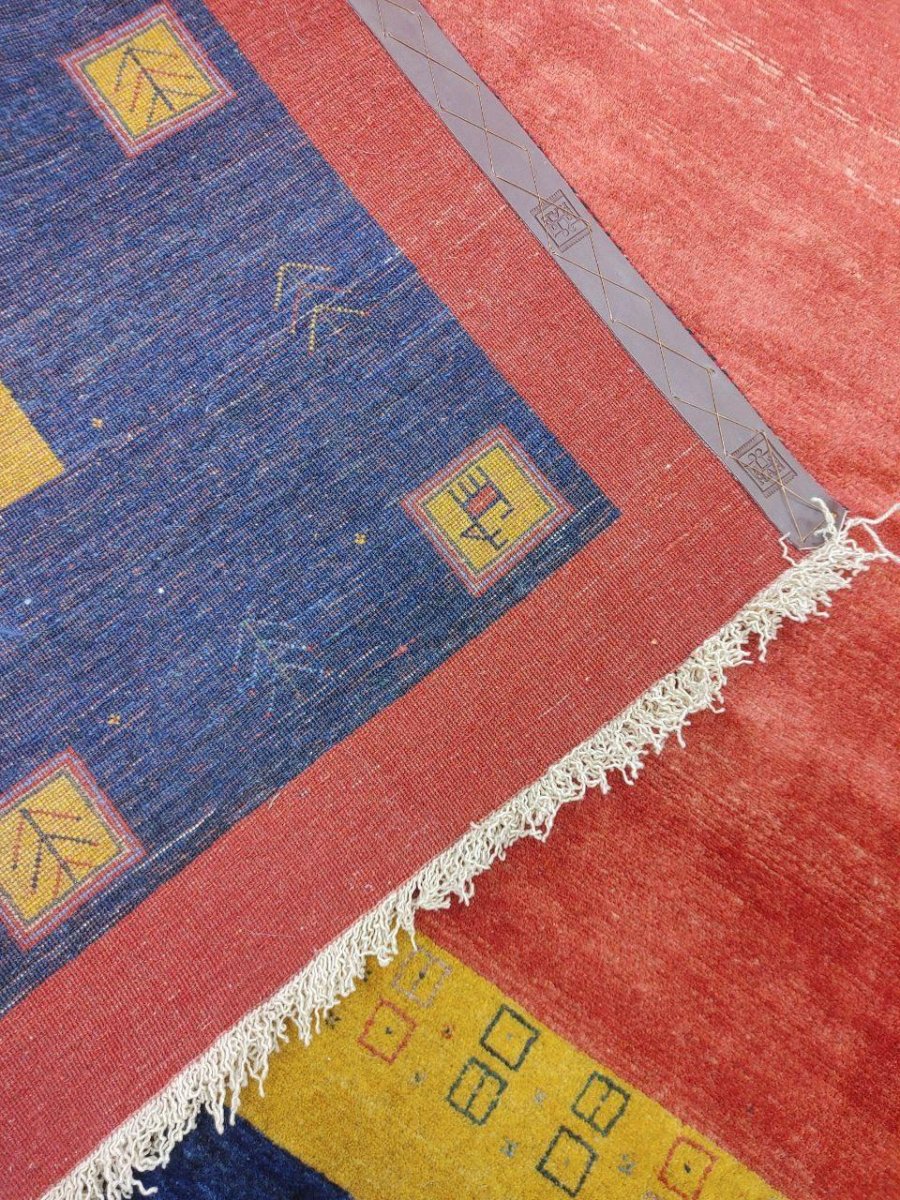 画像8: 新品 ペルシャ ギャッベ 縦3.5m 横2.5m 9㎡ 〜9帖程度 リビング ダイニング 3人掛けソファ コーナーソファサイズ 355 × 250 cm No.2447 肉厚 ウール 手織り リーズバフト ギャベ ハンドメイド ラグ 絨毯 カーペット 青 藍色 インディゴブルー 黄色 レモンイエロー オレンジ シンプル 赤色 リビングダイニングルームお部屋の中心に MA2447-355250Z150 (8)