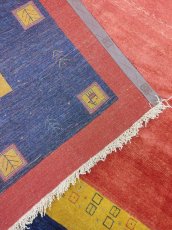 画像8: 新品 ペルシャ ギャッベ 縦3.5m 横2.5m 9㎡ 〜9帖程度 リビング ダイニング 3人掛けソファ コーナーソファサイズ 355 × 250 cm No.2447 肉厚 ウール 手織り リーズバフト ギャベ ハンドメイド ラグ 絨毯 カーペット 青 藍色 インディゴブルー 黄色 レモンイエロー オレンジ シンプル 赤色 リビングダイニングルームお部屋の中心に MA2447-355250Z150 (8)