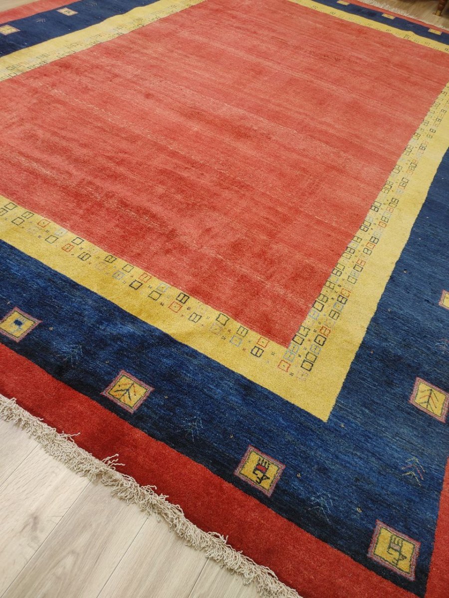 画像3: 新品 ペルシャ ギャッベ 縦3.5m 横2.5m 9㎡ 〜9帖程度 リビング ダイニング 3人掛けソファ コーナーソファサイズ 355 × 250 cm No.2447 肉厚 ウール 手織り リーズバフト ギャベ ハンドメイド ラグ 絨毯 カーペット 青 藍色 インディゴブルー 黄色 レモンイエロー オレンジ シンプル 赤色 リビングダイニングルームお部屋の中心に MA2447-355250Z150 (3)