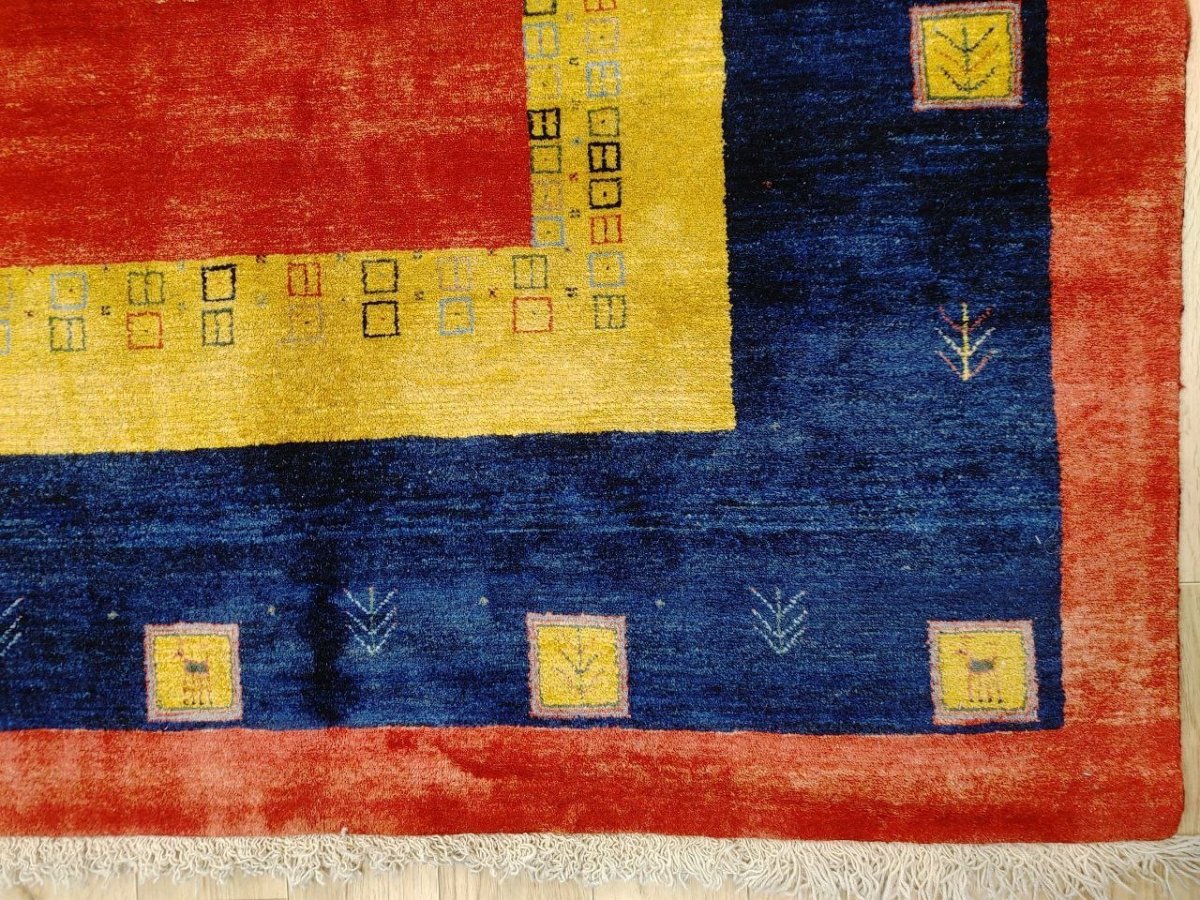 画像5: 新品 ペルシャ ギャッベ 縦3.5m 横2.5m 9㎡ 〜9帖程度 リビング ダイニング 3人掛けソファ コーナーソファサイズ 355 × 250 cm No.2447 肉厚 ウール 手織り リーズバフト ギャベ ハンドメイド ラグ 絨毯 カーペット 青 藍色 インディゴブルー 黄色 レモンイエロー オレンジ シンプル 赤色 リビングダイニングルームお部屋の中心に MA2447-355250Z150 (5)