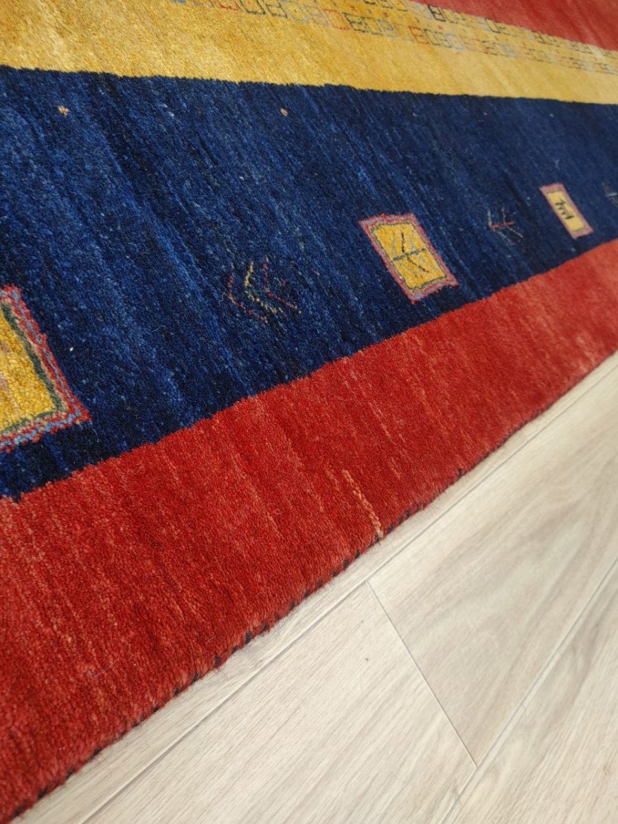 画像6: 新品 ペルシャ ギャッベ 縦3.5m 横2.5m 9㎡ 〜9帖程度 リビング ダイニング 3人掛けソファ コーナーソファサイズ 355 × 250 cm No.2447 肉厚 ウール 手織り リーズバフト ギャベ ハンドメイド ラグ 絨毯 カーペット 青 藍色 インディゴブルー 黄色 レモンイエロー オレンジ シンプル 赤色 リビングダイニングルームお部屋の中心に MA2447-355250Z150 (6)