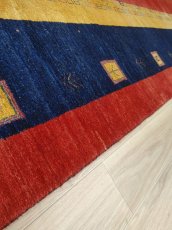 画像6: 新品 ペルシャ ギャッベ 縦3.5m 横2.5m 9㎡ 〜9帖程度 リビング ダイニング 3人掛けソファ コーナーソファサイズ 355 × 250 cm No.2447 肉厚 ウール 手織り リーズバフト ギャベ ハンドメイド ラグ 絨毯 カーペット 青 藍色 インディゴブルー 黄色 レモンイエロー オレンジ シンプル 赤色 リビングダイニングルームお部屋の中心に MA2447-355250Z150 (6)