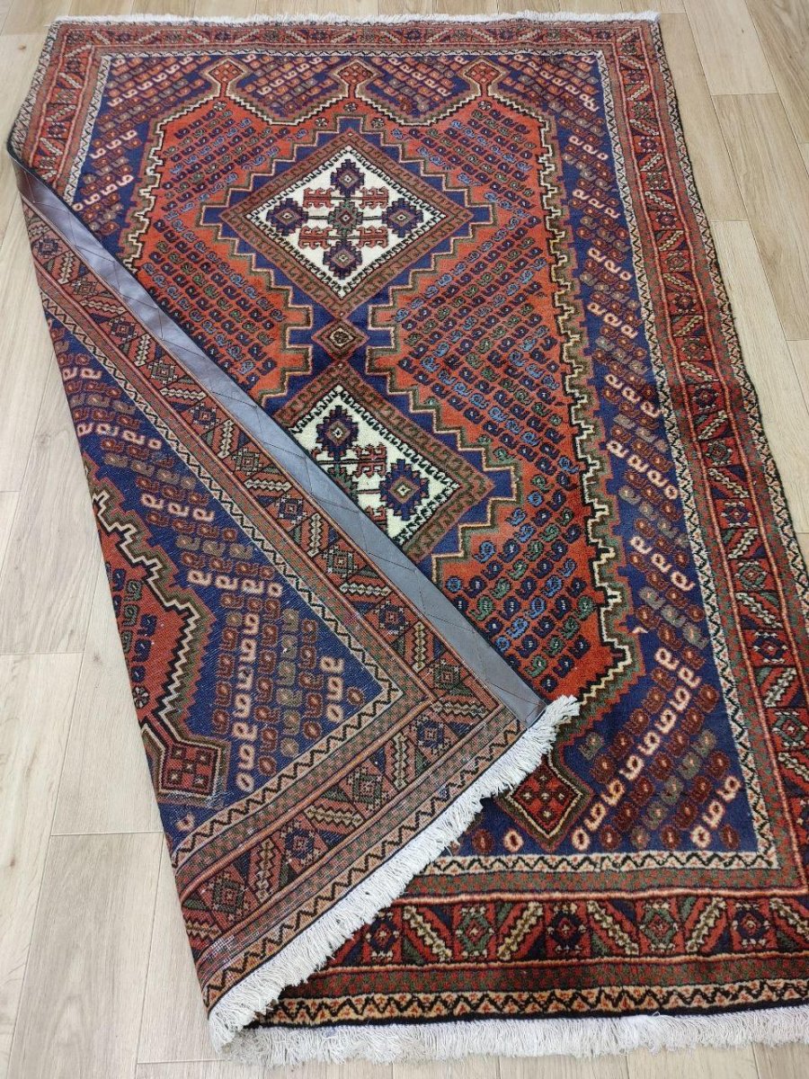 画像8: 良品 ペルシャ 部族絨毯 シールジャン 縦1.8m 横1.25m 2.3㎡ 〜3.5帖程度 リビング ダイニング 2〜3人掛けソファ センターテーブル サイズ 182 x 125 cm ウール 手織り トライバル ラグ 敷物 マット カーペット 幾何学模様 ヘイバトルー柄 ヴィンテージ ビンテージ  赤 レッド 紺 ネイビー MAAD360-182125Z027 (8)