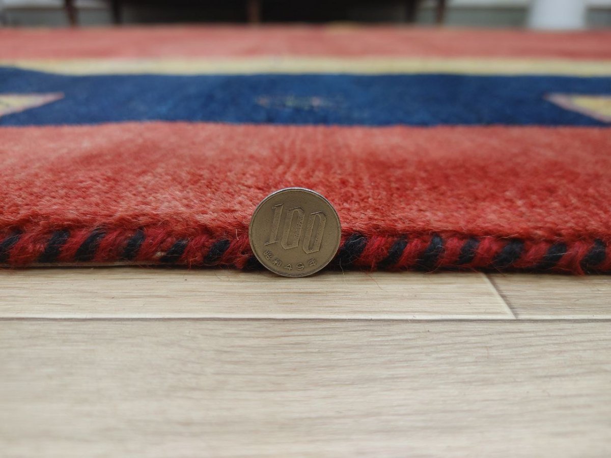 画像12: 新品 ペルシャ ギャッベ 縦3.5m 横2.5m 9㎡ 〜9帖程度 リビング ダイニング 3人掛けソファ コーナーソファサイズ 355 × 250 cm No.2447 肉厚 ウール 手織り リーズバフト ギャベ ハンドメイド ラグ 絨毯 カーペット 青 藍色 インディゴブルー 黄色 レモンイエロー オレンジ シンプル 赤色 リビングダイニングルームお部屋の中心に MA2447-355250Z150 (12)