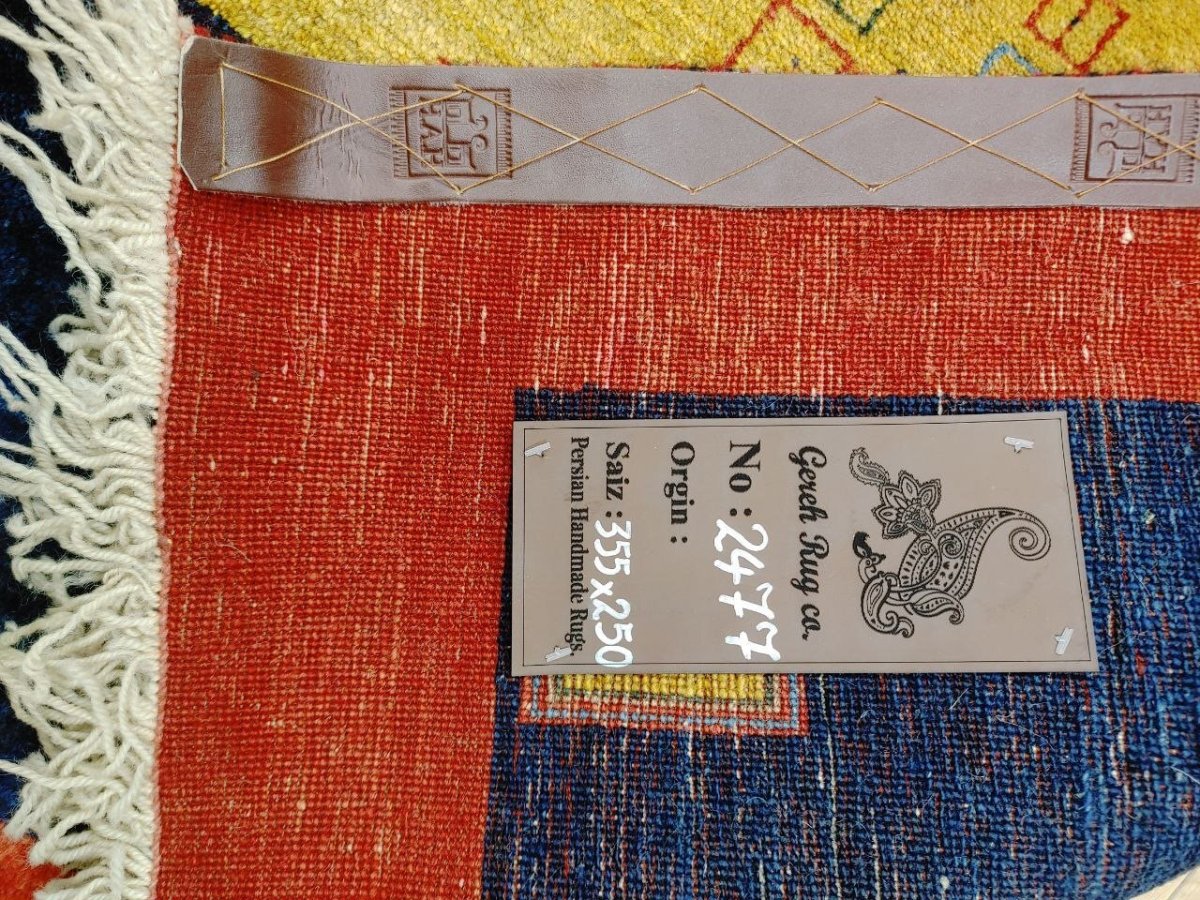 画像14: 新品 ペルシャ ギャッベ 縦3.5m 横2.5m 9㎡ 〜9帖程度 リビング ダイニング 3人掛けソファ コーナーソファサイズ 355 × 250 cm No.2447 肉厚 ウール 手織り リーズバフト ギャベ ハンドメイド ラグ 絨毯 カーペット 青 藍色 インディゴブルー 黄色 レモンイエロー オレンジ シンプル 赤色 リビングダイニングルームお部屋の中心に MA2447-355250Z150 (14)