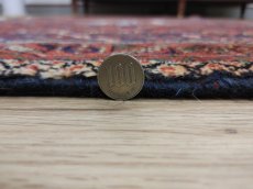 画像14: 良品 ペルシャ 部族絨毯 シールジャン 縦1.8m 横1.25m 2.3㎡ 〜3.5帖程度 リビング ダイニング 2〜3人掛けソファ センターテーブル サイズ 182 x 125 cm ウール 手織り トライバル ラグ 敷物 マット カーペット 幾何学模様 ヘイバトルー柄 ヴィンテージ ビンテージ  赤 レッド 紺 ネイビー MAAD360-182125Z027 (14)