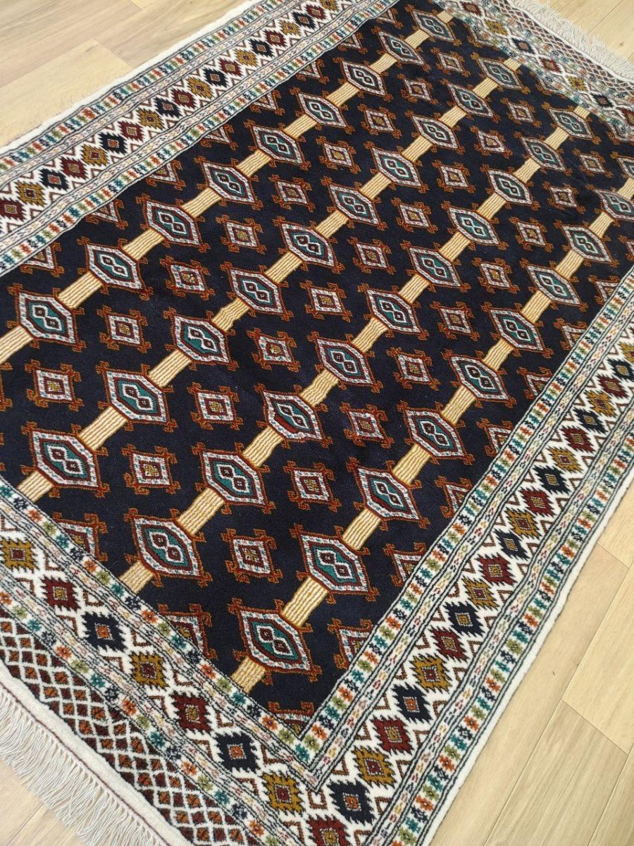 画像4: 新品 ペルシャ 部族絨毯 トルクメン 196 x 132 cm No.Z206 縦1.9m 横1.3n 2㎡ ~1帖 2-3人掛けソファ センターテーブル サイズ ウール 手織り ハンドメイド トライバル ラグ カーペット 幾何学模様 民族柄 白 黒 生成り色 MAZ206-196132Z034 (4)