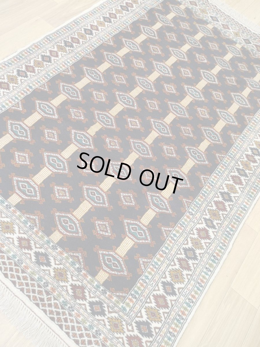 画像4: 新品 ペルシャ 部族絨毯 トルクメン 196 x 132 cm No.Z206 縦1.9m 横1.3n 2㎡ ~1帖 2-3人掛けソファ センターテーブル サイズ ウール 手織り ハンドメイド トライバル ラグ カーペット 幾何学模様 民族柄 白 黒 生成り色 MAZ206-196132Z034 (4)