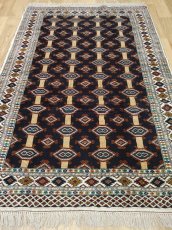画像2: 新品 ペルシャ 部族絨毯 トルクメン 196 x 132 cm No.Z206 縦1.9m 横1.3n 2㎡ ~1帖 2-3人掛けソファ センターテーブル サイズ ウール 手織り ハンドメイド トライバル ラグ カーペット 幾何学模様 民族柄 白 黒 生成り色 MAZ206-196132Z034 (2)