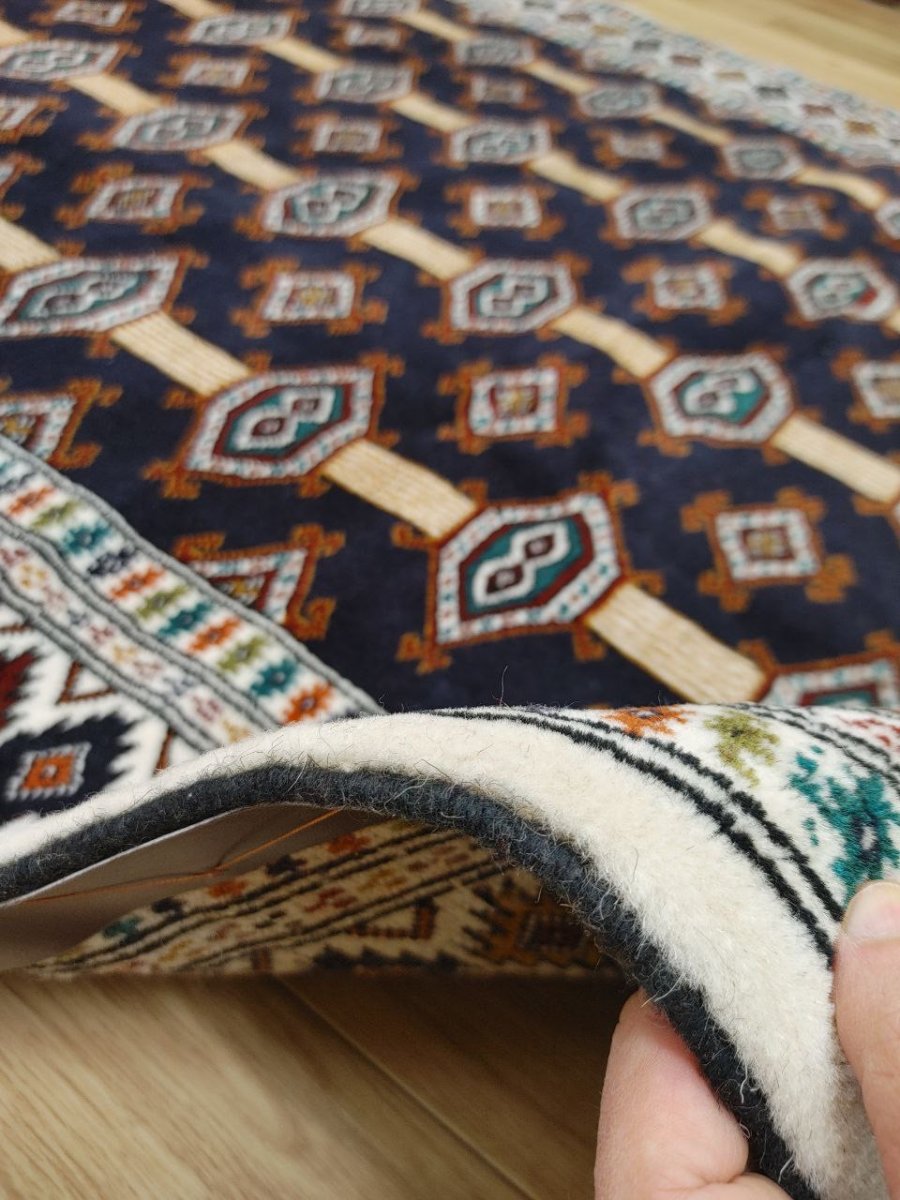 画像12: 新品 ペルシャ 部族絨毯 トルクメン 196 x 132 cm No.Z206 縦1.9m 横1.3n 2㎡ ~1帖 2-3人掛けソファ センターテーブル サイズ ウール 手織り ハンドメイド トライバル ラグ カーペット 幾何学模様 民族柄 白 黒 生成り色 MAZ206-196132Z034 (12)