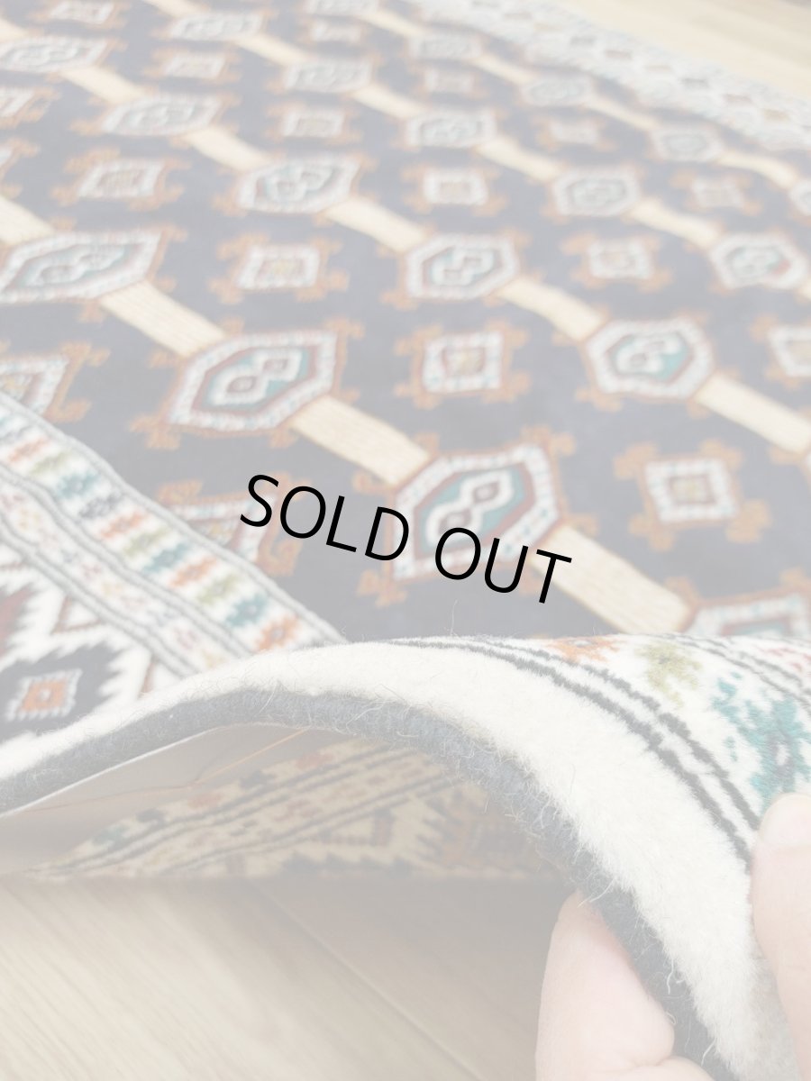 画像12: 新品 ペルシャ 部族絨毯 トルクメン 196 x 132 cm No.Z206 縦1.9m 横1.3n 2㎡ ~1帖 2-3人掛けソファ センターテーブル サイズ ウール 手織り ハンドメイド トライバル ラグ カーペット 幾何学模様 民族柄 白 黒 生成り色 MAZ206-196132Z034 (12)