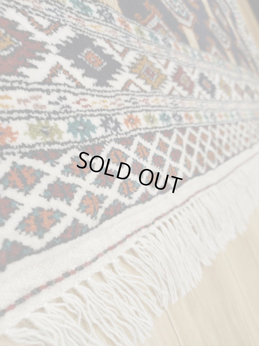 画像13: 新品 ペルシャ 部族絨毯 トルクメン 196 x 132 cm No.Z206 縦1.9m 横1.3n 2㎡ ~1帖 2-3人掛けソファ センターテーブル サイズ ウール 手織り ハンドメイド トライバル ラグ カーペット 幾何学模様 民族柄 白 黒 生成り色 MAZ206-196132Z034 (13)