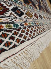 画像13: 新品 ペルシャ 部族絨毯 トルクメン 196 x 132 cm No.Z206 縦1.9m 横1.3n 2㎡ ~1帖 2-3人掛けソファ センターテーブル サイズ ウール 手織り ハンドメイド トライバル ラグ カーペット 幾何学模様 民族柄 白 黒 生成り色 MAZ206-196132Z034 (13)