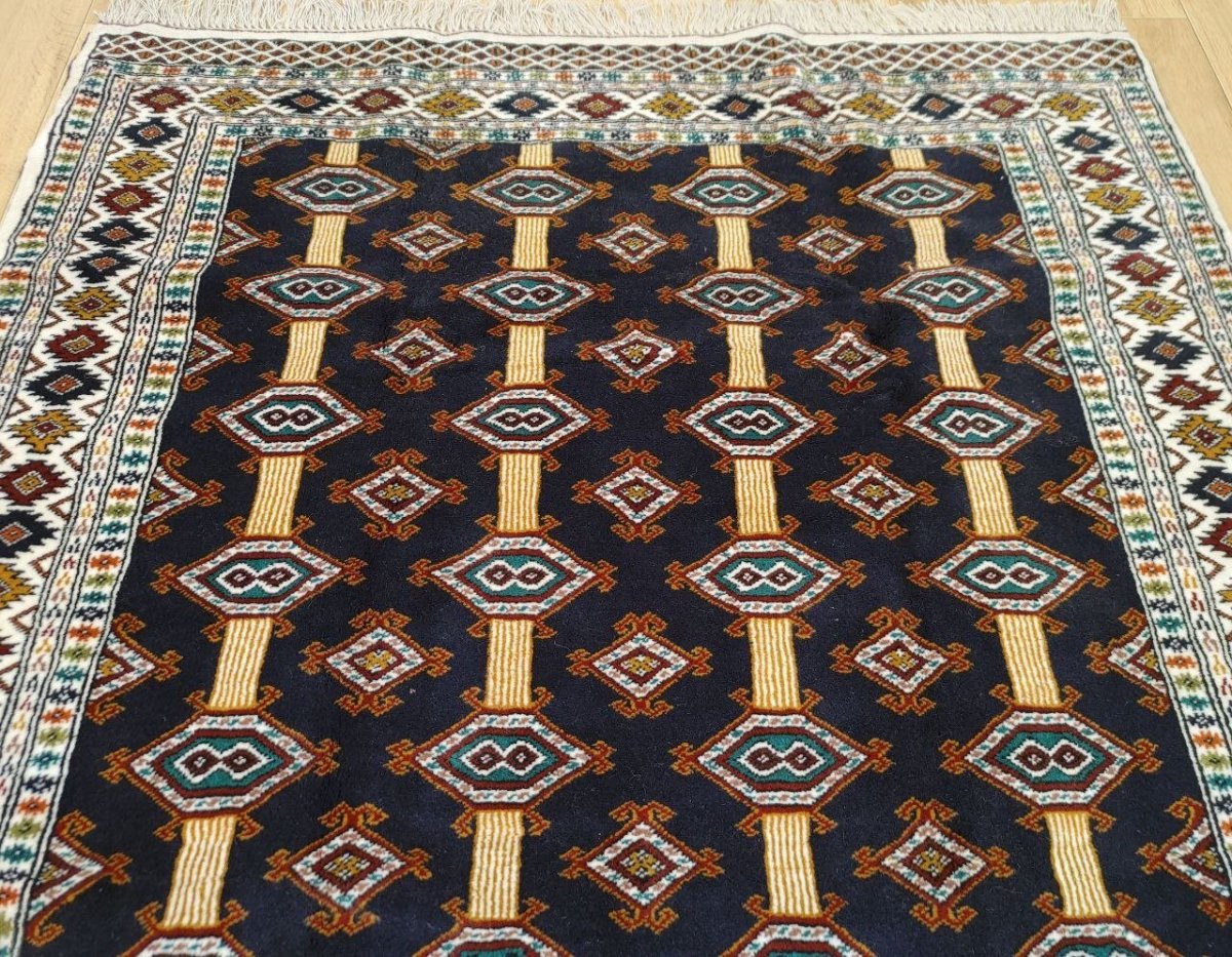 画像3: 新品 ペルシャ 部族絨毯 トルクメン 196 x 132 cm No.Z206 縦1.9m 横1.3n 2㎡ ~1帖 2-3人掛けソファ センターテーブル サイズ ウール 手織り ハンドメイド トライバル ラグ カーペット 幾何学模様 民族柄 白 黒 生成り色 MAZ206-196132Z034 (3)