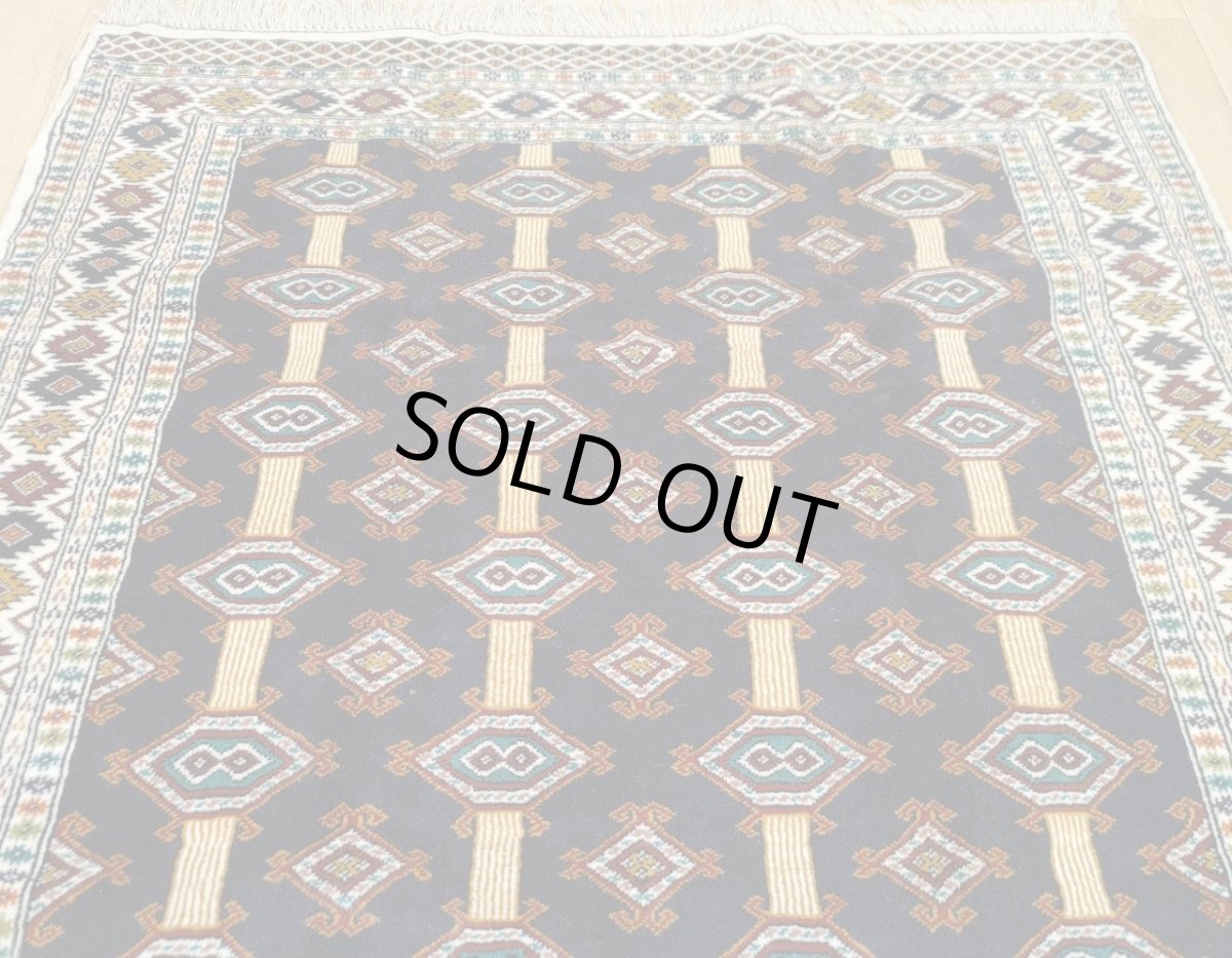 画像3: 新品 ペルシャ 部族絨毯 トルクメン 196 x 132 cm No.Z206 縦1.9m 横1.3n 2㎡ ~1帖 2-3人掛けソファ センターテーブル サイズ ウール 手織り ハンドメイド トライバル ラグ カーペット 幾何学模様 民族柄 白 黒 生成り色 MAZ206-196132Z034 (3)