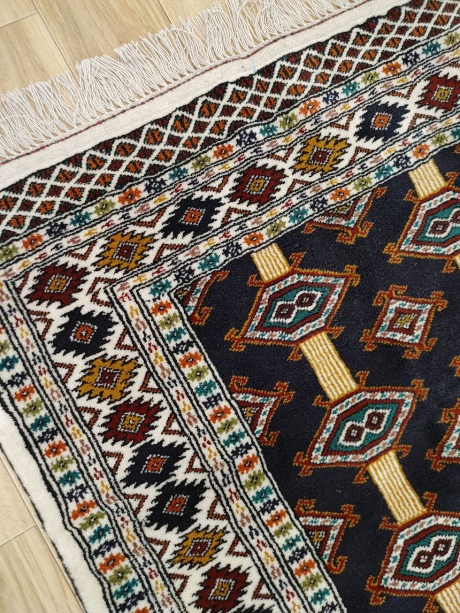 画像14: 新品 ペルシャ 部族絨毯 トルクメン 196 x 132 cm No.Z206 縦1.9m 横1.3n 2㎡ ~1帖 2-3人掛けソファ センターテーブル サイズ ウール 手織り ハンドメイド トライバル ラグ カーペット 幾何学模様 民族柄 白 黒 生成り色 MAZ206-196132Z034 (14)