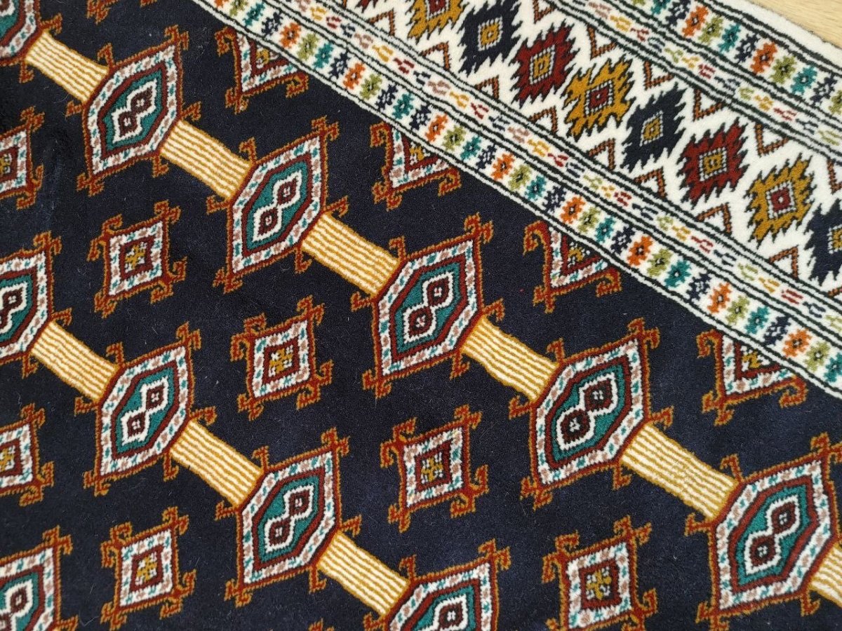 画像8: 新品 ペルシャ 部族絨毯 トルクメン 196 x 132 cm No.Z206 縦1.9m 横1.3n 2㎡ ~1帖 2-3人掛けソファ センターテーブル サイズ ウール 手織り ハンドメイド トライバル ラグ カーペット 幾何学模様 民族柄 白 黒 生成り色 MAZ206-196132Z034 (8)