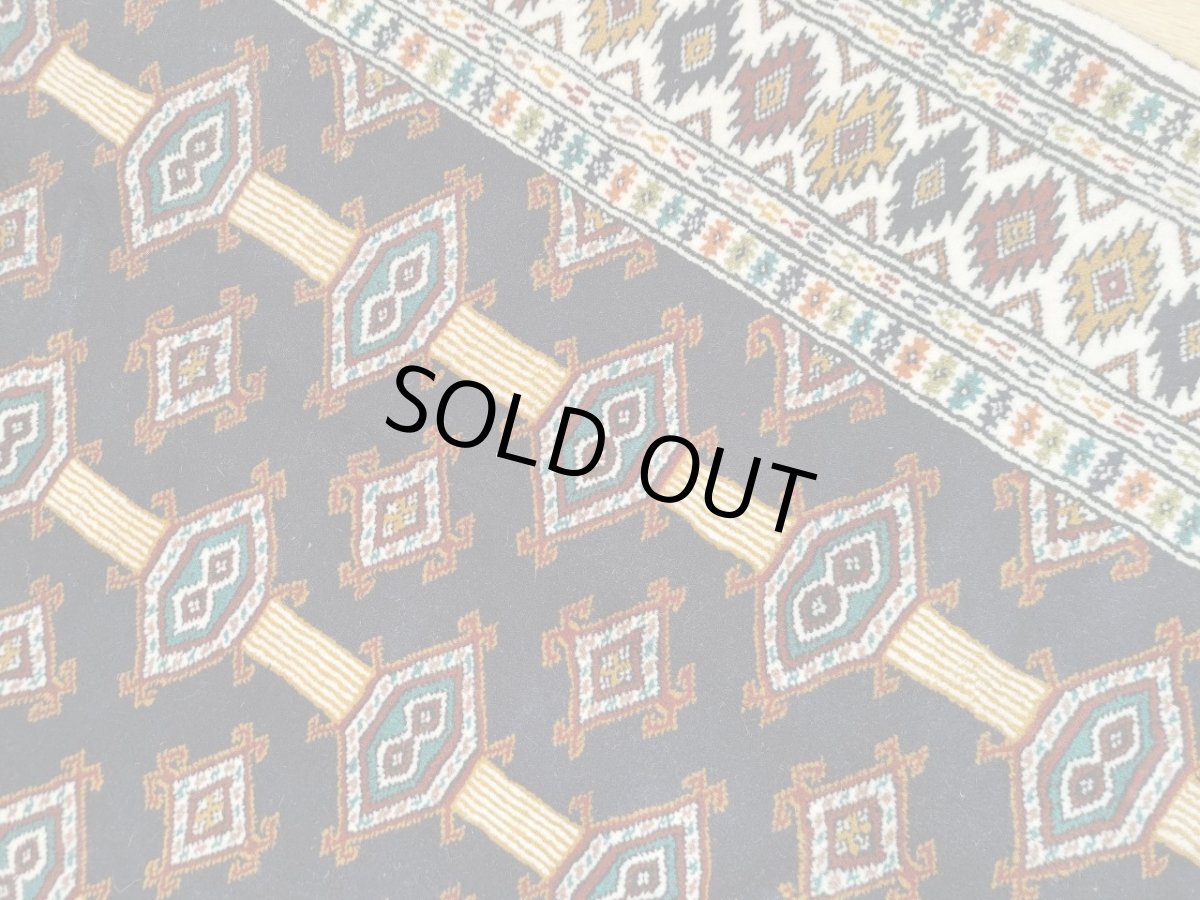 画像8: 新品 ペルシャ 部族絨毯 トルクメン 196 x 132 cm No.Z206 縦1.9m 横1.3n 2㎡ ~1帖 2-3人掛けソファ センターテーブル サイズ ウール 手織り ハンドメイド トライバル ラグ カーペット 幾何学模様 民族柄 白 黒 生成り色 MAZ206-196132Z034 (8)