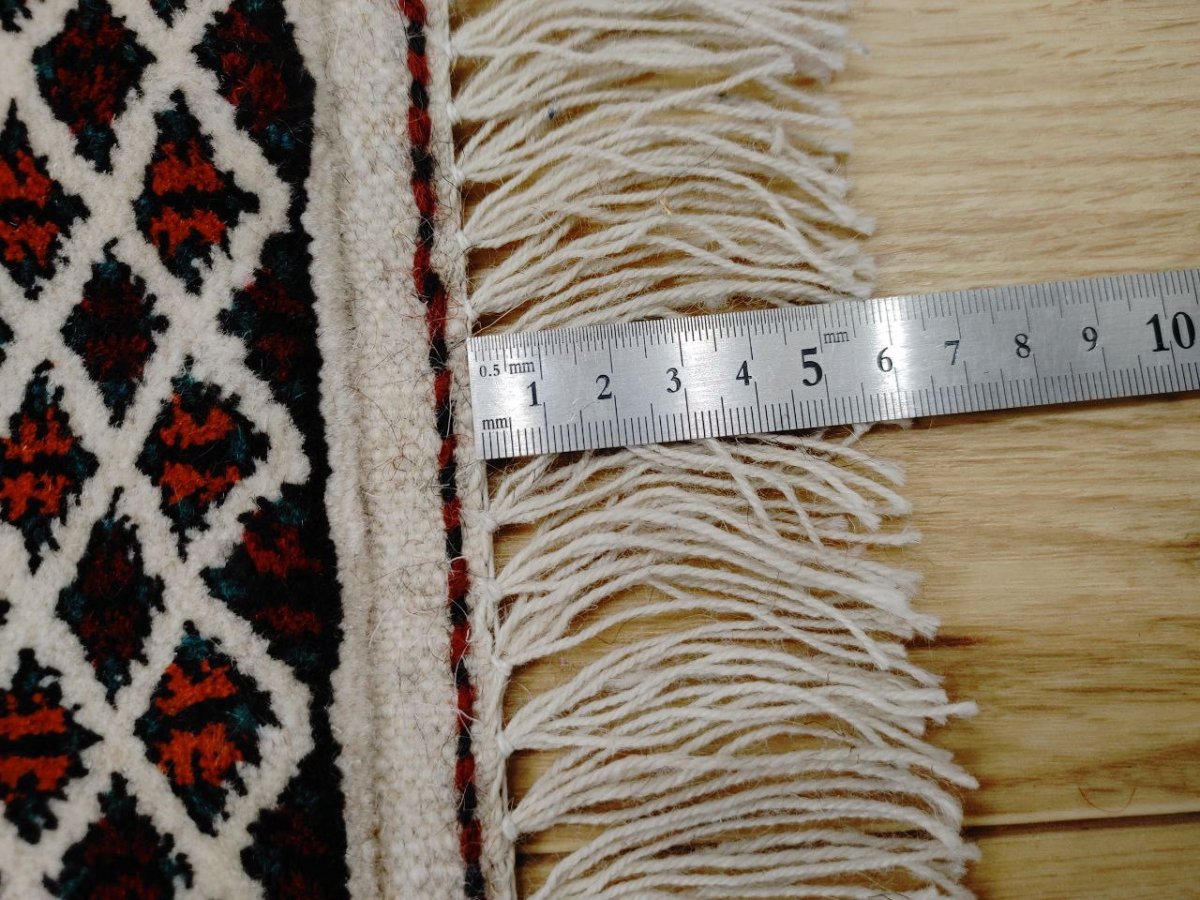 画像18: 新品 ペルシャ 部族絨毯 トルクメン 196 x 132 cm No.Z206 縦1.9m 横1.3n 2㎡ ~1帖 2-3人掛けソファ センターテーブル サイズ ウール 手織り ハンドメイド トライバル ラグ カーペット 幾何学模様 民族柄 白 黒 生成り色 MAZ206-196132Z034 (18)